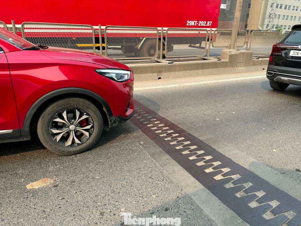 Sau khi được sửa chữa, các khe co giãn cao su bị hư hỏng sẽ được thay thế bằng các khe co giãn sắt có cấu trúc "răng cưa", giúp xe đi lại êm thuận. Sau khi được sửa chữa, các khe co giãn cao su bị hư hỏng sẽ được thay thế bằng các khe co giãn sắt có cấu trúc "răng cưa", giúp xe đi lại êm thuận.