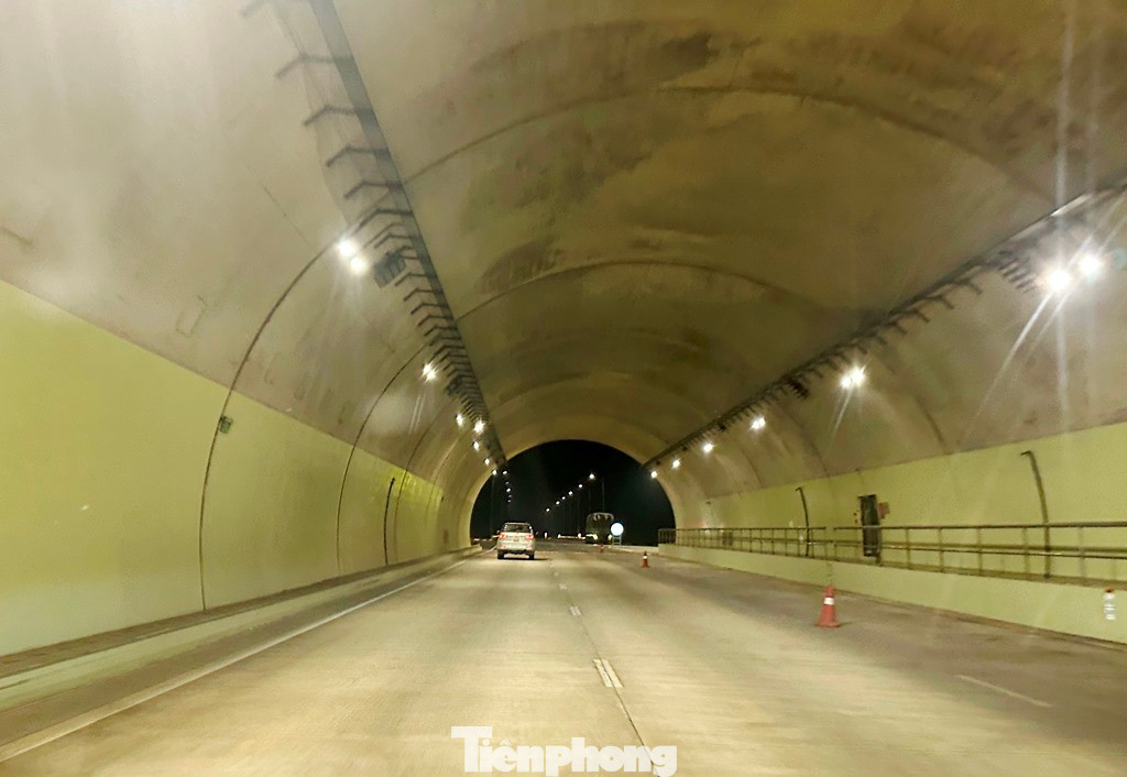 Mặc dù hầm không có công trường sửa chữa, nhưng lại dựng rào (ụ nhựa) phong tỏa một làn đường. Sự việc xảy ra nhiều tuần nay.