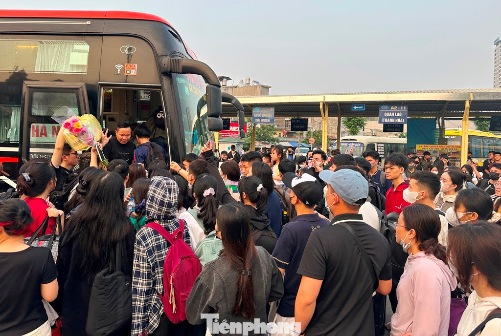 Ông Nguyễn Hoàng Tùng, Giám đốc bến xe Giáp Bát cho biết, trong chiều qua và sáng 30/4, lượng khách ra bến tăng gấp rưỡi ngày thường, trên một số tuyến bến xe đã sử dụng đến nguồn xe tăng cường. Cụ thể, ngày 29/4 bến xe đã sử dụng 100 xe tăng cường, sáng 30/4 sử dụng 50 xe tăng cường. Ông Nguyễn Hoàng Tùng, Giám đốc bến xe Giáp Bát cho biết, trong chiều qua và sáng 30/4, lượng khách ra bến tăng gấp rưỡi ngày thường, trên một số tuyến bến xe đã sử dụng đến nguồn xe tăng cường. Cụ thể, ngày 29/4 bến xe đã sử dụng 100 xe tăng cường, sáng 30/4 sử dụng 50 xe tăng cường.