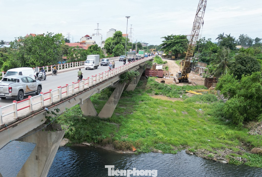 Tuy công trình chưa khởi công nhưng hiện các đơn vị thi công đã huy động máy móc, thiết bị đến làm các công đoạn đầu tiên là “khoanh vùng” vị trí, khoan thăm dò địa chất để chuẩn bị đổ móng, trụ cầu
