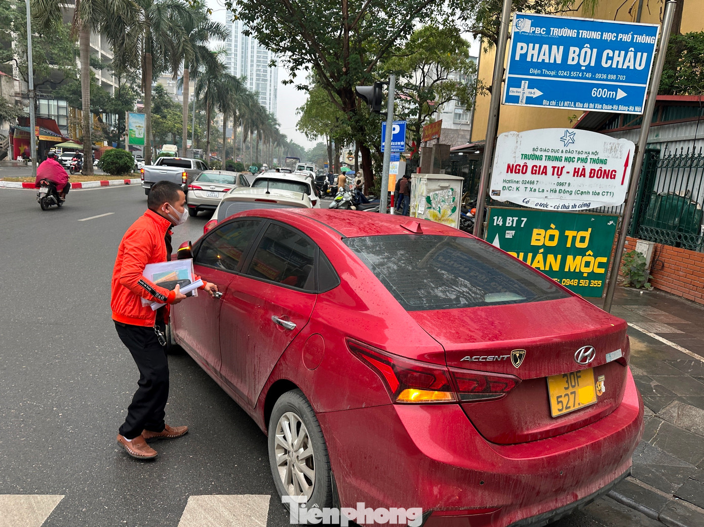 Một chủ xe có biển vàng sau gần nửa ngày chờ đợi, đã giải quyết xong thủ tục tại điểm đăng ký xe trên đường Nguyễn Khuyến (Hà Đông) trong ngày đầu tuần vừa qua. Một chủ xe có biển vàng sau gần nửa ngày chờ đợi, đã giải quyết xong thủ tục tại điểm đăng ký xe trên đường Nguyễn Khuyến (Hà Đông) trong ngày đầu tuần vừa qua.