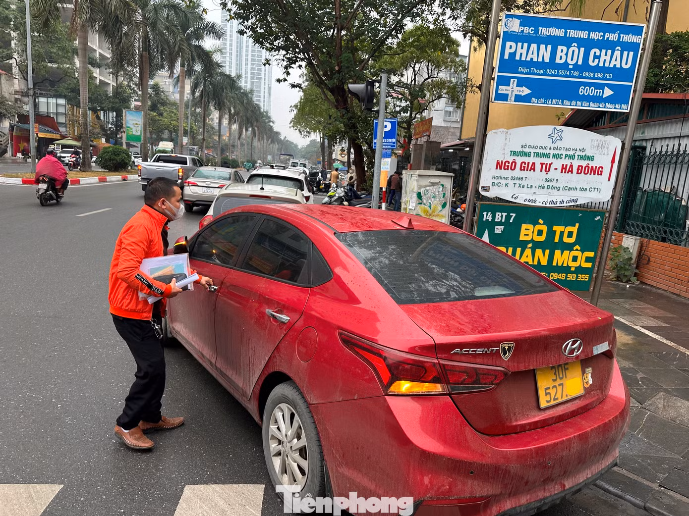 Một chủ xe có biển vàng sau gần nửa ngày chờ đợi, đã giải quyết xong thủ tục tại điểm đăng ký xe trên đường Nguyễn Khuyến (Hà Đông) trong ngày đầu tuần vừa qua.