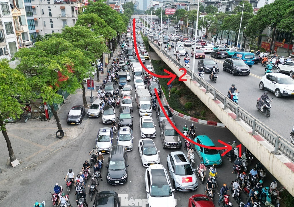 Để giảm ùn tắc, Đội CSGT số 3 cho rằng, cơ quan chức năng (Sở Xây dựng) cần điều chỉnh lại làn xe quay đầu theo hướng lùi cách xa nút giao (mũi tên số 2) để không gây xung đột giao thông giữa dòng phương tiện chờ đèn đỏ và dòng phương tiện muốn quay đầu.