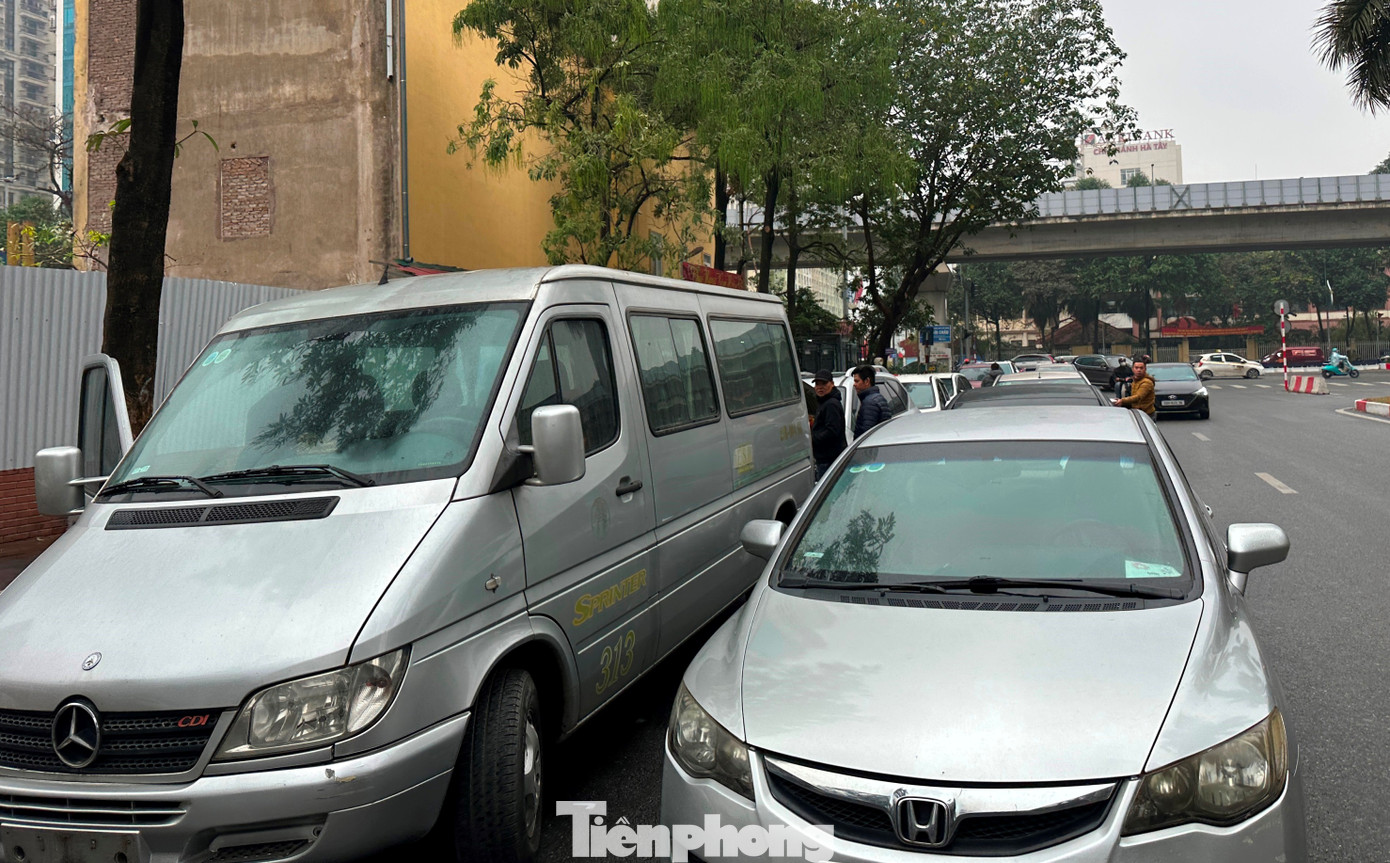 Cùng với xe cá nhân của người dân, có nhiều xe biển vàng, xe chở khách hợp đồng loại 16 chỗ cũng xếp hàng nối đuôi ra tận đường Trần Phú (QL6) để chờ làm thủ tục. Cùng với xe cá nhân của người dân, có nhiều xe biển vàng, xe chở khách hợp đồng loại 16 chỗ cũng xếp hàng nối đuôi ra tận đường Trần Phú (QL6) để chờ làm thủ tục.