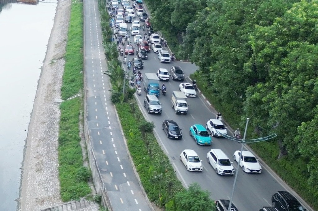 Cảnh trái ngược đang diễn ra giữa đường Láng và đường dành cho xe đạp công cộng ven sông Tô Lịch thời gian gần đây. Một bên đông đúc phương tiện, nhiều khi ùn tắc, trong khi một bên gần như không có ai sử dụng. Cảnh trái ngược đang diễn ra giữa đường Láng và đường dành cho xe đạp công cộng ven sông Tô Lịch thời gian gần đây. Một bên đông đúc phương tiện, nhiều khi ùn tắc, trong khi một bên gần như không có ai sử dụng.