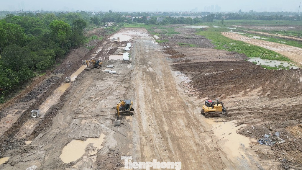 Những ngày qua thời tiết Hà Nội có mưa nhưng trên mặt bằng xây dựng cầu Tứ Liên và đường dẫn các nhà thầu vẫn huy động máy móc đến san lấp đất. Những ngày qua thời tiết Hà Nội có mưa nhưng trên mặt bằng xây dựng cầu Tứ Liên và đường dẫn các nhà thầu vẫn huy động máy móc đến san lấp đất.