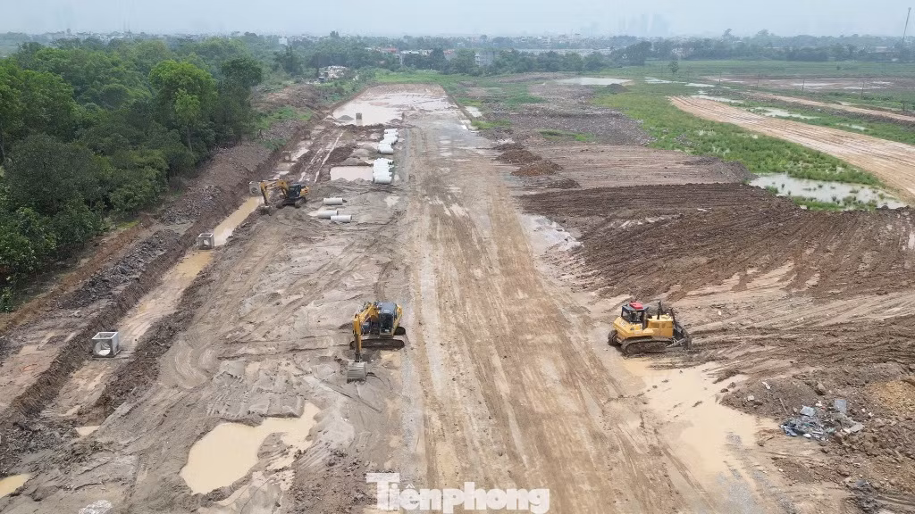 Những ngày qua thời tiết Hà Nội có mưa nhưng trên mặt bằng xây dựng cầu Tứ Liên và đường dẫn các nhà thầu vẫn huy động máy móc đến san lấp đất. Những ngày qua thời tiết Hà Nội có mưa nhưng trên mặt bằng xây dựng cầu Tứ Liên và đường dẫn các nhà thầu vẫn huy động máy móc đến san lấp đất.