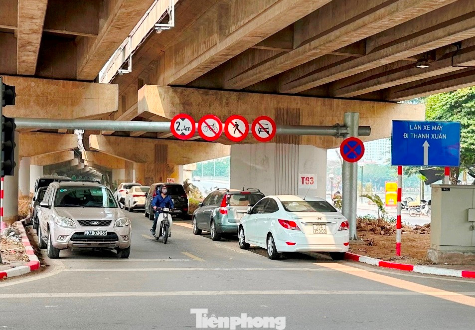 Làn đường dành cho xe máy dưới gầm đường Vành đai 3 đoạn qua Linh Đàm, Hoàng Mai.