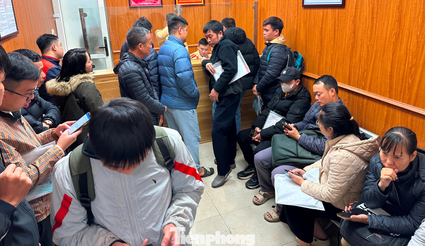 Tại các cửa đón tiếp người dân, chủ xe của các điểm đăng ký xe thuộc Phòng CSGT Hà Nội thường có đông người đứng và ngồi chờ đợi, xếp hàng để làm thủ tục. Tại các cửa đón tiếp người dân, chủ xe của các điểm đăng ký xe thuộc Phòng CSGT Hà Nội thường có đông người đứng và ngồi chờ đợi, xếp hàng để làm thủ tục.