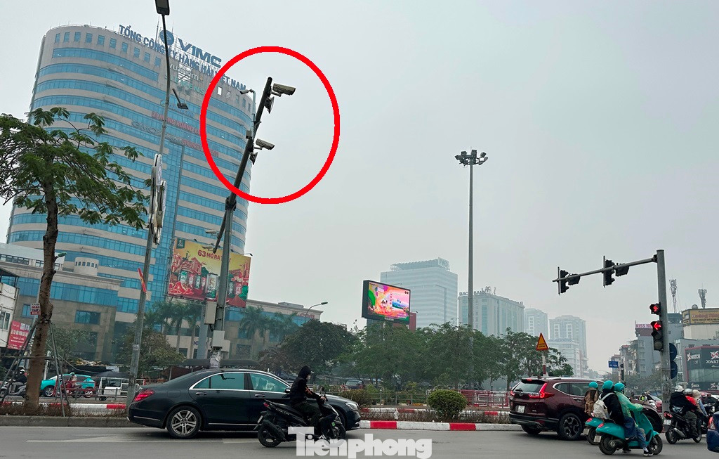 Tại nút giao thông Giải Phóng - Xã Đàn cũng là vị trí đang có nhiều phương tiện ô tô được hệ thống camera phát hiện lỗi vi phạm "nguội".