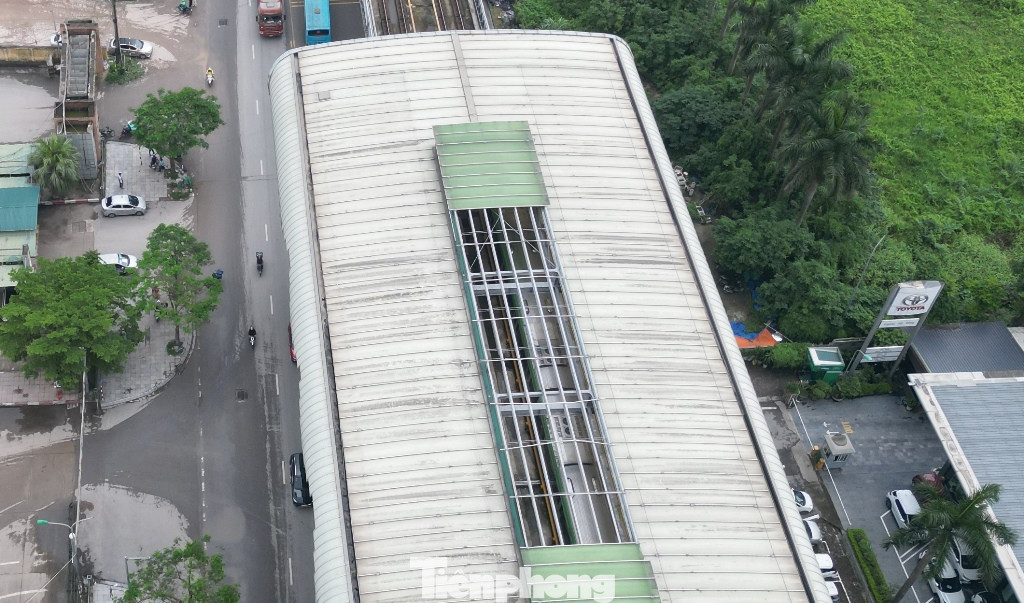 Nhân viên điều hành tại nhà ga Yên Nghĩa cho biết, tổng diện tích phần mái bị thủng rộng khoảng 100 m2.