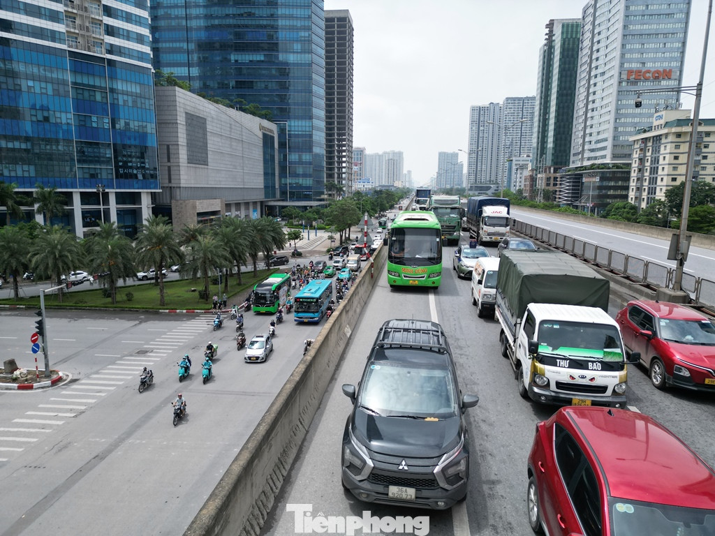 Những ngày qua để giảm ùn tắc, CSGT cho đi vào cả làn khẩn cấp nhưng do lòng đường bị hàng rào thu hẹp nên ùn tắc kéo dài vẫn xảy ra.