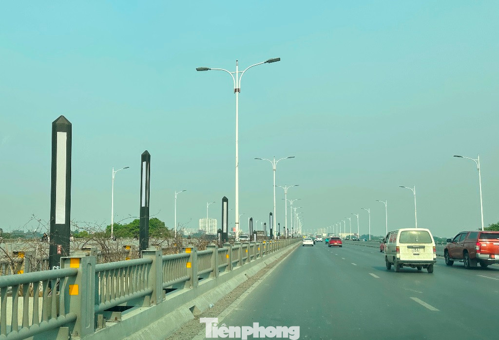 Cầu Vĩnh Tuy nằm trong khu vực nội đô, hàng ngày có rất đông phương tiện lưu thông qua lại, hàng cây xanh chết khô trông phản cảm và thiếu văn minh đô thị.