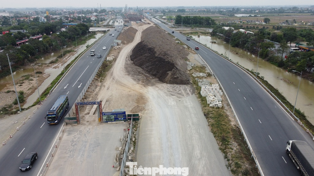 Cho ý kiến về việc này, lãnh đạo Đội Tuần tra kiểm soát giao thông đường bộ số 3, Cục CSGT cho biết, hiện cao tốc Cầu Giẽ - Ninh Bình đoạn từ nút giao Vực Vòng đến nút giao Cao Bồ (qua Hà Nam) đang có 2 công trường thi công nút giao để đấu nối với cao tốc do UBND tỉnh Hà Nam làm chủ đầu tư. Cho ý kiến về việc này, lãnh đạo Đội Tuần tra kiểm soát giao thông đường bộ số 3, Cục CSGT cho biết, hiện cao tốc Cầu Giẽ - Ninh Bình đoạn từ nút giao Vực Vòng đến nút giao Cao Bồ (qua Hà Nam) đang có 2 công trường thi công nút giao để đấu nối với cao tốc do UBND tỉnh Hà Nam làm chủ đầu tư.