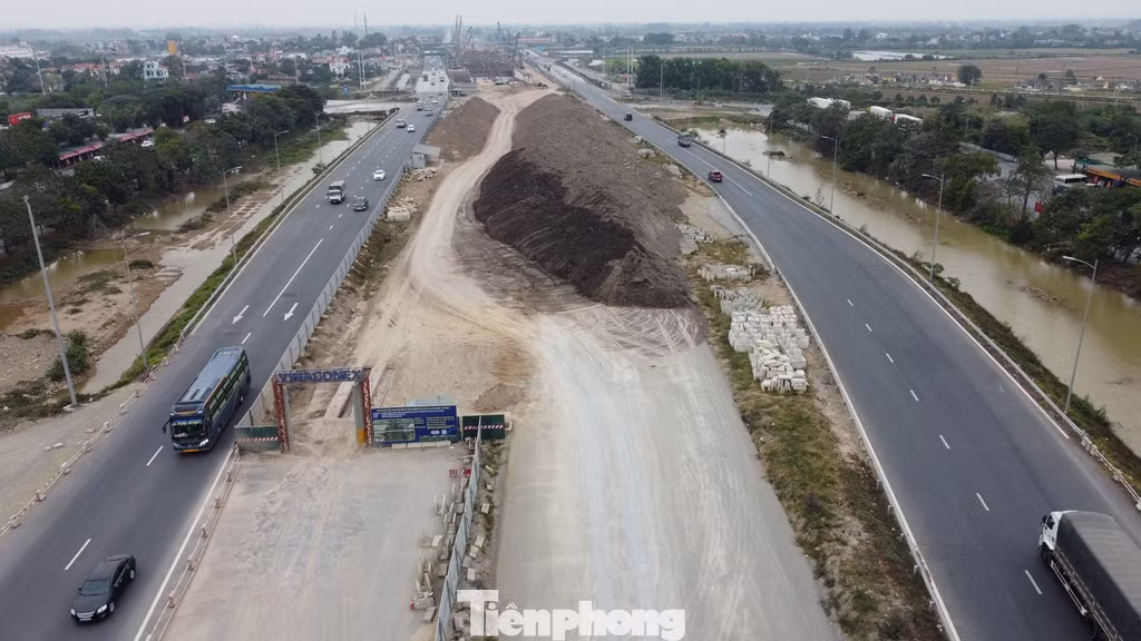 Cho ý kiến về việc này, lãnh đạo Đội Tuần tra kiểm soát giao thông đường bộ số 3, Cục CSGT cho biết, hiện cao tốc Cầu Giẽ - Ninh Bình đoạn từ nút giao Vực Vòng đến nút giao Cao Bồ (qua Hà Nam) đang có 2 công trường thi công nút giao để đấu nối với cao tốc do UBND tỉnh Hà Nam làm chủ đầu tư. Cho ý kiến về việc này, lãnh đạo Đội Tuần tra kiểm soát giao thông đường bộ số 3, Cục CSGT cho biết, hiện cao tốc Cầu Giẽ - Ninh Bình đoạn từ nút giao Vực Vòng đến nút giao Cao Bồ (qua Hà Nam) đang có 2 công trường thi công nút giao để đấu nối với cao tốc do UBND tỉnh Hà Nam làm chủ đầu tư.