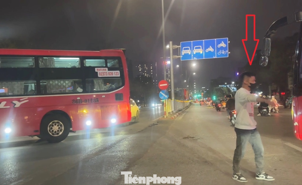 Khoảng 18h30 ngày 2/2, 2 xe khách BKS 36B-01235 và 36B-02829 (mang tên nhà xe Đông Lý) nối đuôi nhau đỗ để "thả" khách xuống. Khi 2 ô tô trên sang đường, dòng phương tiện đang lưu thông phải giảm tốc độ để "nhường" đường.