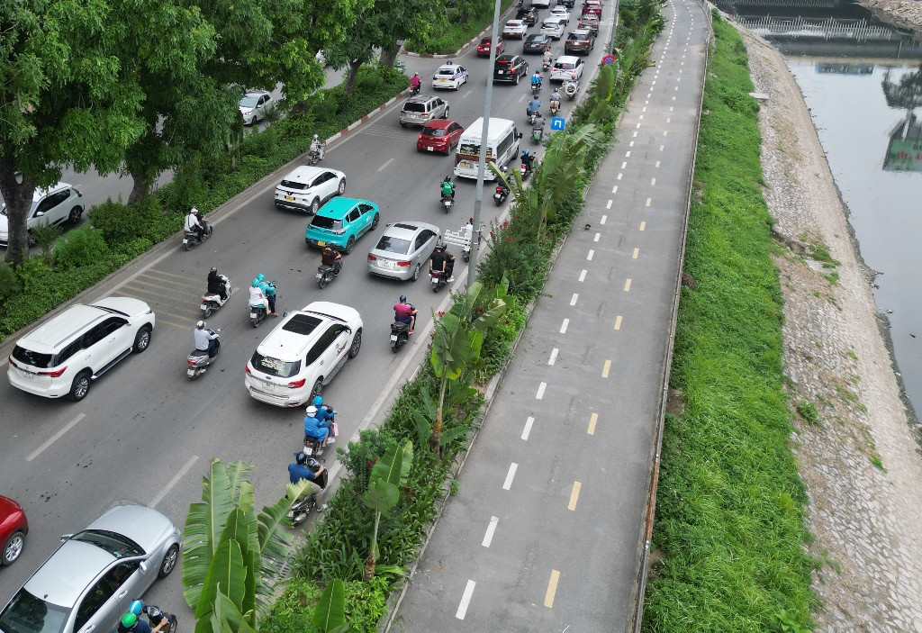 Để phục vụ phát triển xe đạp công cộng và người dân có không gian đi bộ, đạp xe rèn luyện sức khỏe, thành phố Hà Nội đã thống nhất cho bố trí làn đường này thành làn đường phục vụ xe đạp công cộng và kết hợp đi, chạy bộ. Để phục vụ phát triển xe đạp công cộng và người dân có không gian đi bộ, đạp xe rèn luyện sức khỏe, thành phố Hà Nội đã thống nhất cho bố trí làn đường này thành làn đường phục vụ xe đạp công cộng và kết hợp đi, chạy bộ.