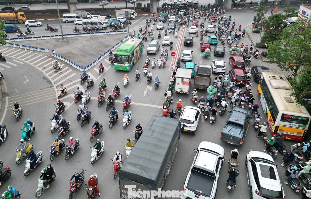 Ngoài lưu lượng xe đông, phương án tổ chức giao thông tại đây đang có một số bất cập cũng là nguyên nhân chính gây mật độ xe cao, ùn tắc Ngoài lưu lượng xe đông, phương án tổ chức giao thông tại đây đang có một số bất cập cũng là nguyên nhân chính gây mật độ xe cao, ùn tắc