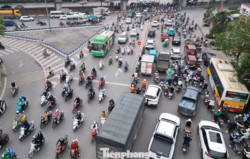 Ngoài lưu lượng xe đông, phương án tổ chức giao thông tại đây đang có một số bất cập cũng là nguyên nhân chính gây mật độ xe cao, ùn tắc Ngoài lưu lượng xe đông, phương án tổ chức giao thông tại đây đang có một số bất cập cũng là nguyên nhân chính gây mật độ xe cao, ùn tắc