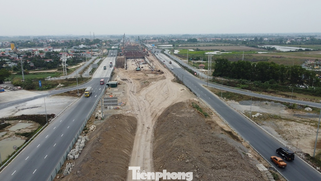 Trong đó nút giao Phú Thứ đang được thi công tổng thể, phạm vi hàng rào chiếm toàn bộ cao tốc, kéo dài gần 2 km. Trong đó nút giao Phú Thứ đang được thi công tổng thể, phạm vi hàng rào chiếm toàn bộ cao tốc, kéo dài gần 2 km.