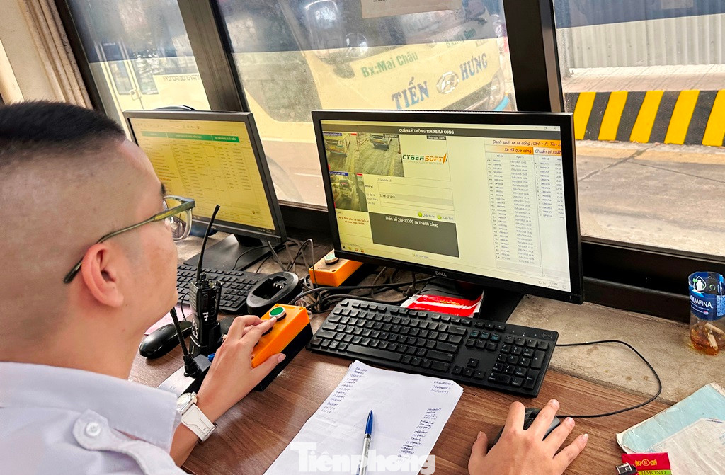 Tại thời điểm 13h ngày 25/1, bộ phận điều hành bến xe Mỹ Đình đã làm "lệnh" xuất bến cho gần 500 lượt xe chạy về các tỉnh phía Bắc.