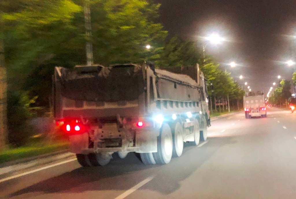 Không chỉ chở bùn, phế thải (chất thải được xếp vào loại nguy hại) không che đậy cẩn thận, khi chạy ra đường, các xe này còn không được phun rửa thân (bám bùn đất) theo quy định, biển số xe cũng bị bùn đất che phủ kín. Không chỉ chở bùn, phế thải (chất thải được xếp vào loại nguy hại) không che đậy cẩn thận, khi chạy ra đường, các xe này còn không được phun rửa thân (bám bùn đất) theo quy định, biển số xe cũng bị bùn đất che phủ kín.