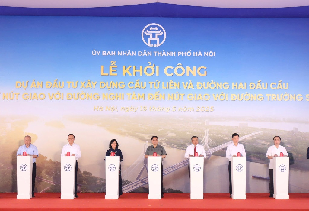 Thủ tướng Chính phủ và lãnh đạo thành phố Hà Nội, chủ đầu tư, nhà thầu ấn nút khởi công dự án.