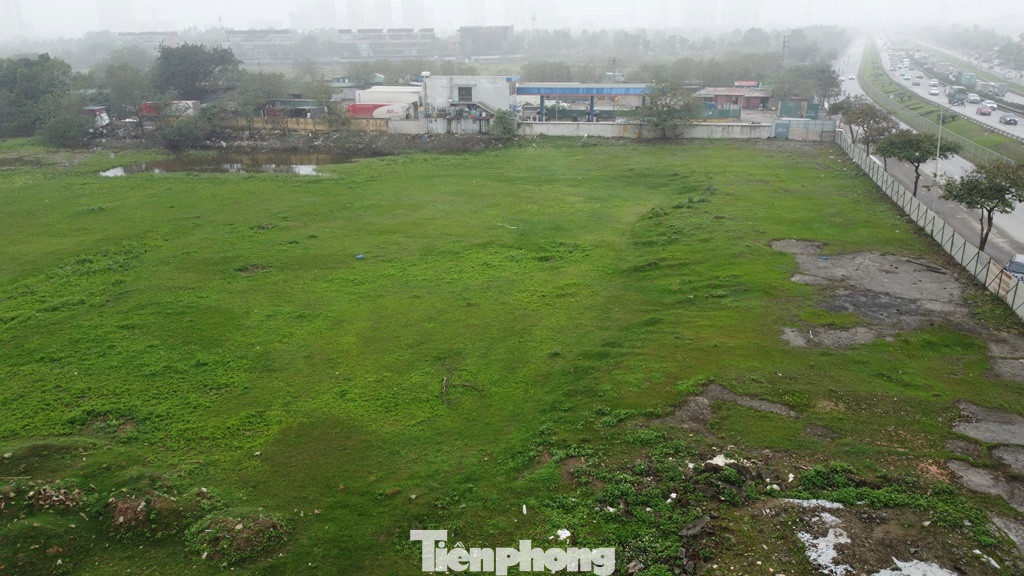 Có diện tích hơn 2,7 ha nằm trong nội thành Hà Nội nhưng dự án đang bị bỏ không cả chục năm nay.