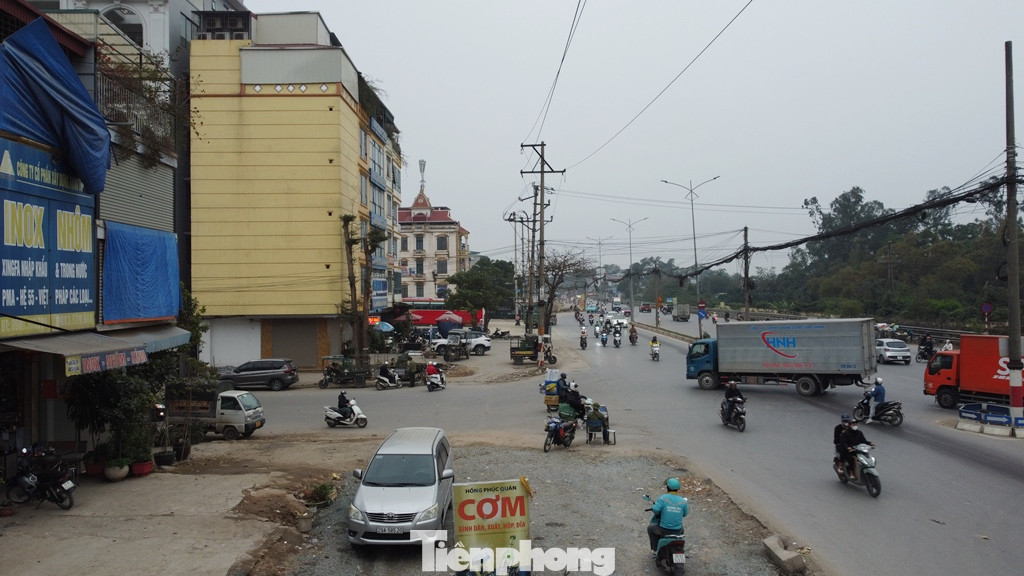 Hiện phần đường mở rộng theo chiều Ngọc Hồi - Văn Điển đang có tới hai hàng cột điện kèm dây nhợ trên đường. Hiện phần đường mở rộng theo chiều Ngọc Hồi - Văn Điển đang có tới hai hàng cột điện kèm dây nhợ trên đường.