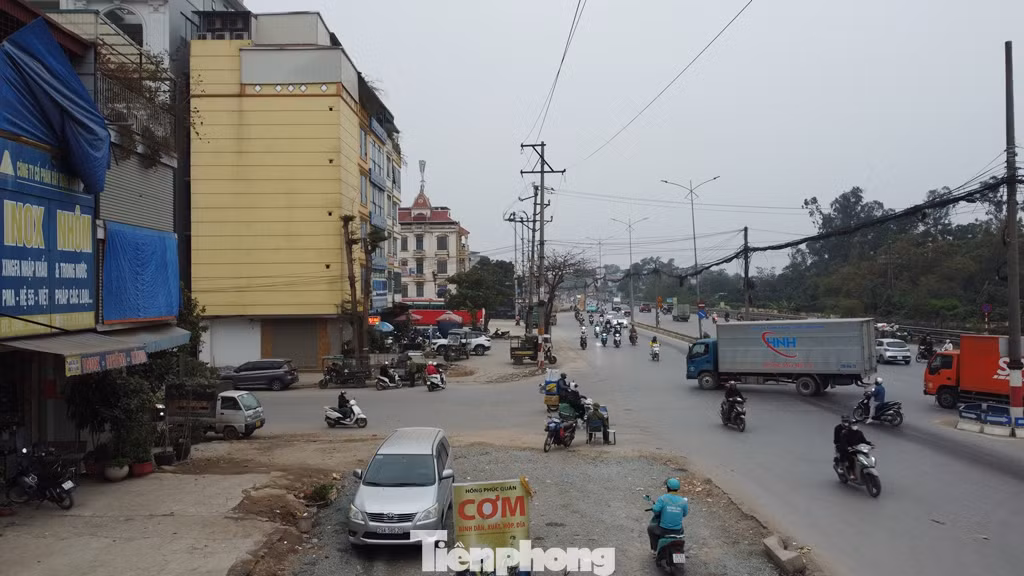 Hiện phần đường mở rộng theo chiều Ngọc Hồi - Văn Điển đang có tới hai hàng cột điện kèm dây nhợ trên đường. Hiện phần đường mở rộng theo chiều Ngọc Hồi - Văn Điển đang có tới hai hàng cột điện kèm dây nhợ trên đường.