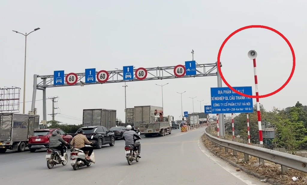 Ban Duy tu Hà Nội công bố đường dây nóng xử lý sự cố giao thông, trong đó có tổ chức giao thông trên đường.