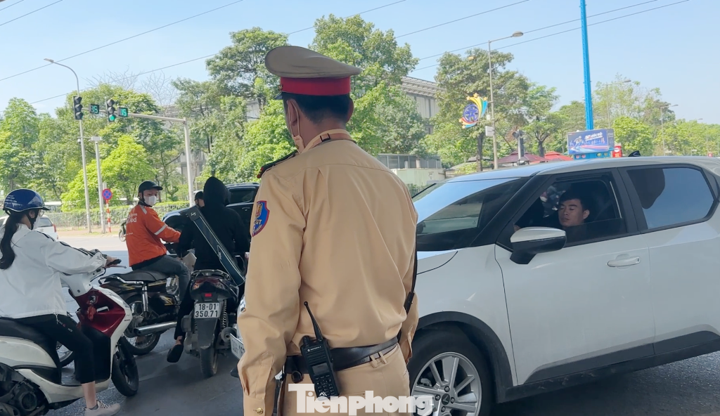 Trong giờ cao điểm những ngày vừa qua, trong đó có sáng 13/5 (ảnh) CSGT đã đứng điều tiết trực tiếp theo phương án trên.