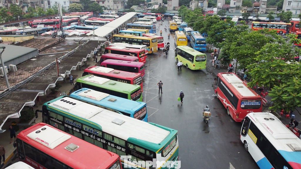 Theo công suất mỗi ngày bến xe Giáp Bát có từ 900 - 1.100 lượt xe với khoảng 1 vạn khách xuất bến.