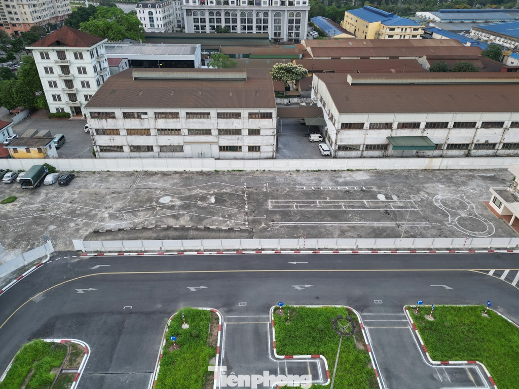 Nhiều sân bãi, ngoài sát hạch ô tô còn sát hạch cả xe máy, nhưng vẫn đang dừng hoạt động.