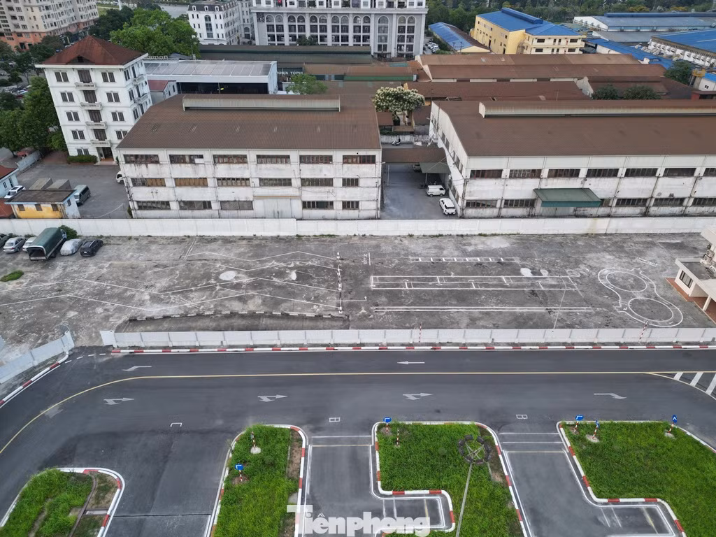 Nhiều sân bãi, ngoài sát hạch ô tô còn sát hạch cả xe máy, nhưng vẫn đang dừng hoạt động.