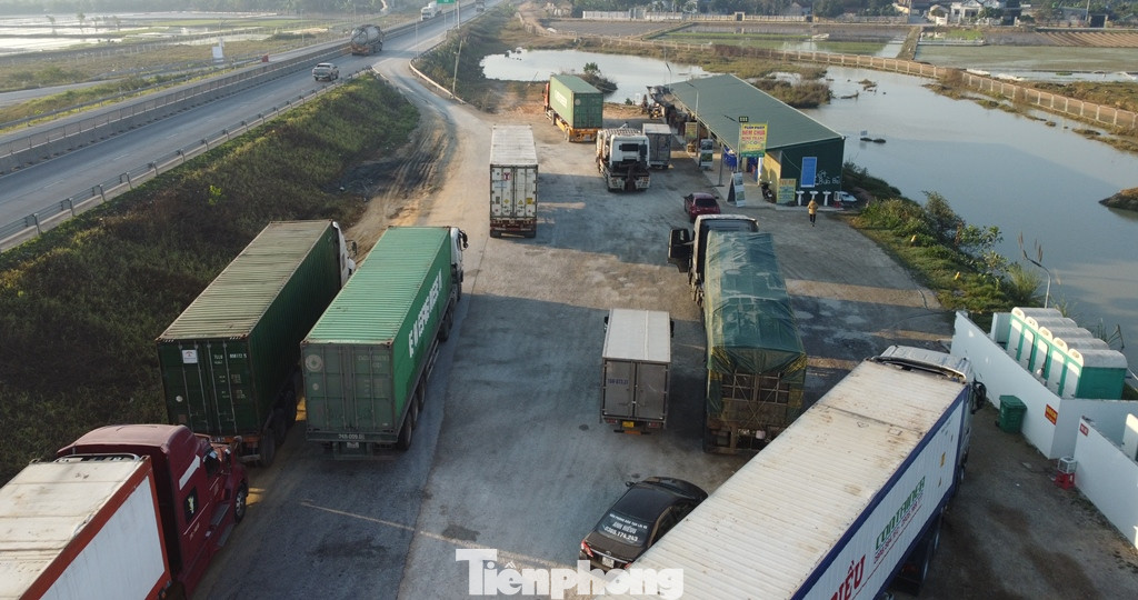 Nhà dừng nghỉ tạm diện tích nhỏ hẹp đang trên các tuyến cao tốc Bắc Nam đang bị quá tải lưu lượng xe. Nhà dừng nghỉ tạm diện tích nhỏ hẹp đang trên các tuyến cao tốc Bắc Nam đang bị quá tải lưu lượng xe.