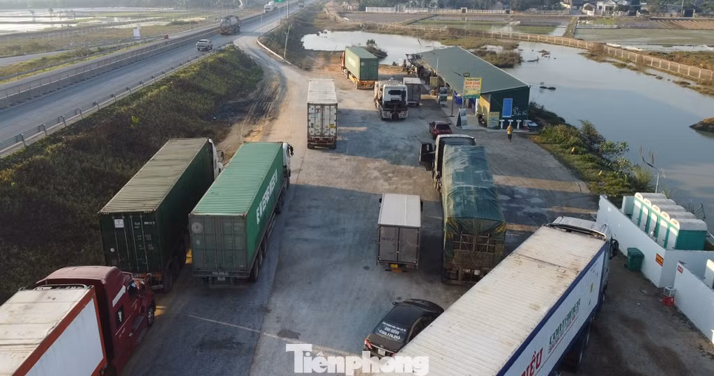Nhà dừng nghỉ tạm diện tích nhỏ hẹp đang trên các tuyến cao tốc Bắc Nam đang bị quá tải lưu lượng xe.