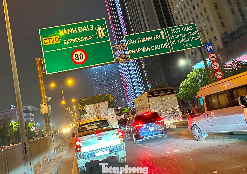 Trong chiều tối và hôm nay (29/3) ùn tắc ở đường trên cao đã kéo dài từ nút Mai Dịch đến gần đoạn qua Công viên Hòa Bình (dài hơn 2 km).