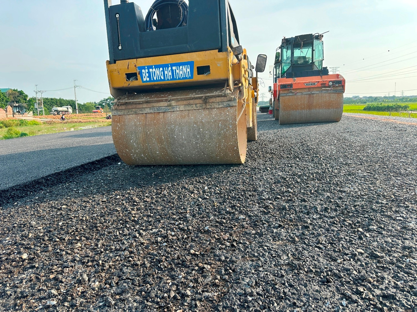 Dự án đường song hành có 4 gói thầu (XL8, XL9, XL10, XL11) với tổng chiều dài hơn 50 km (đường kép, 2 chiều) nhưng hiện cả 4 gói thầu đều đang vướng về mặt bằng. Dự án đường song hành có 4 gói thầu (XL8, XL9, XL10, XL11) với tổng chiều dài hơn 50 km (đường kép, 2 chiều) nhưng hiện cả 4 gói thầu đều đang vướng về mặt bằng.