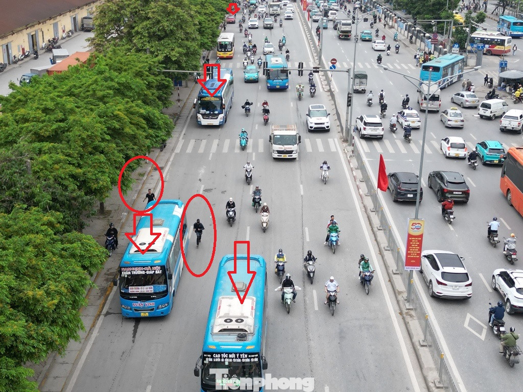 Đầu giờ chiều 29/4, xe khách dàn hàng diễu phố, phụ xe xuống đường chèo kéo và chạy theo phía sau (vòng tròn)