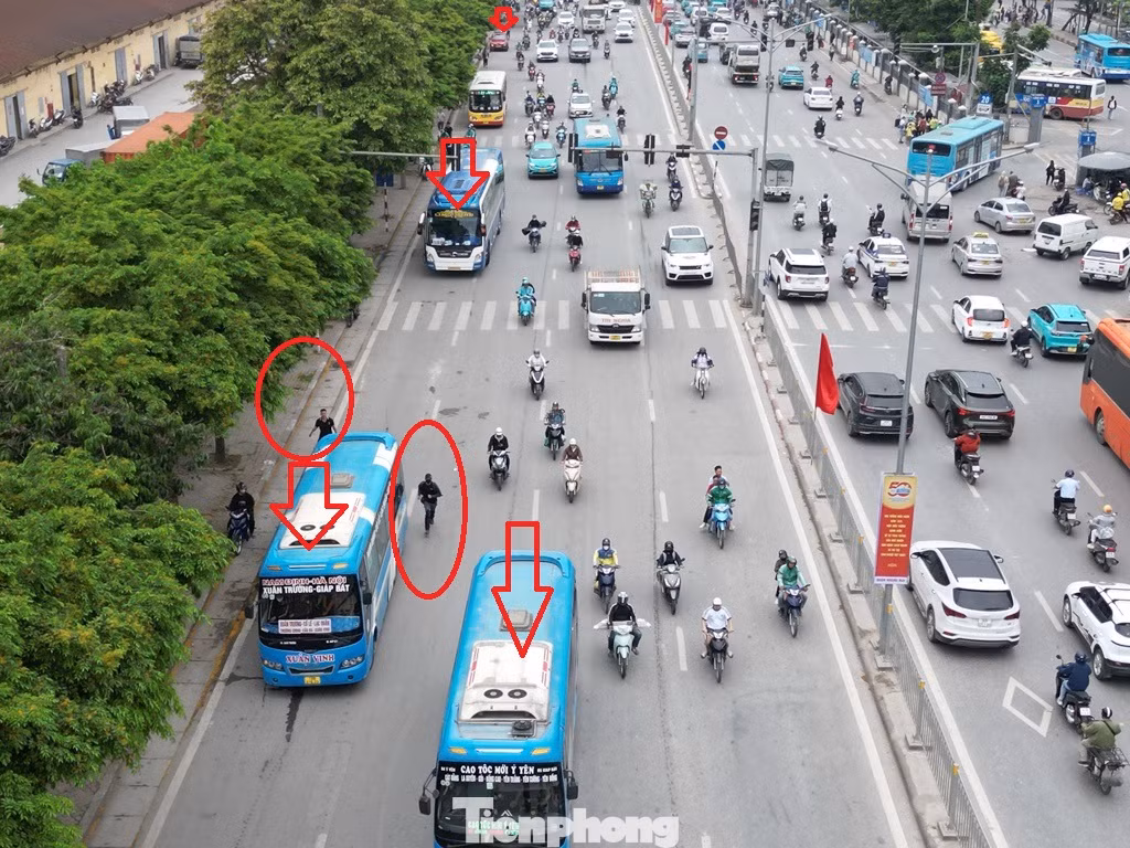 Đầu giờ chiều 29/4, xe khách dàn hàng diễu phố, phụ xe xuống đường chèo kéo và chạy theo phía sau (vòng tròn) Đầu giờ chiều 29/4, xe khách dàn hàng diễu phố, phụ xe xuống đường chèo kéo và chạy theo phía sau (vòng tròn)