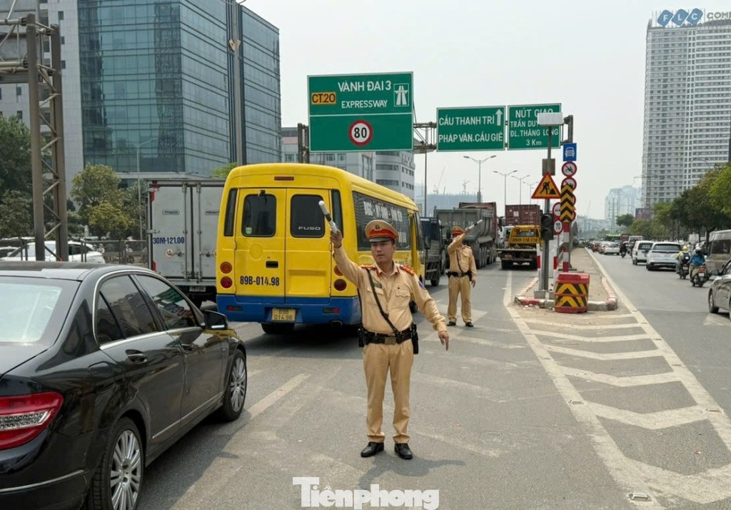 Trước tình trạng trên, nhiều ý kiến cho rằng người dân trả phí sử dụng đường cao tốc là để nhận được dịch vụ tốt, nhưng nếu đường thường xuyên ùn tắc, gây ảnh hưởng đến việc đi lại và thời gian làm việc của chủ xe, thì dịch vụ do thành phố cung cấp chưa đạt chất lượng và hiệu quả như kỳ vọng. Trước tình trạng trên, nhiều ý kiến cho rằng người dân trả phí sử dụng đường cao tốc là để nhận được dịch vụ tốt, nhưng nếu đường thường xuyên ùn tắc, gây ảnh hưởng đến việc đi lại và thời gian làm việc của chủ xe, thì dịch vụ do thành phố cung cấp chưa đạt chất lượng và hiệu quả như kỳ vọng.