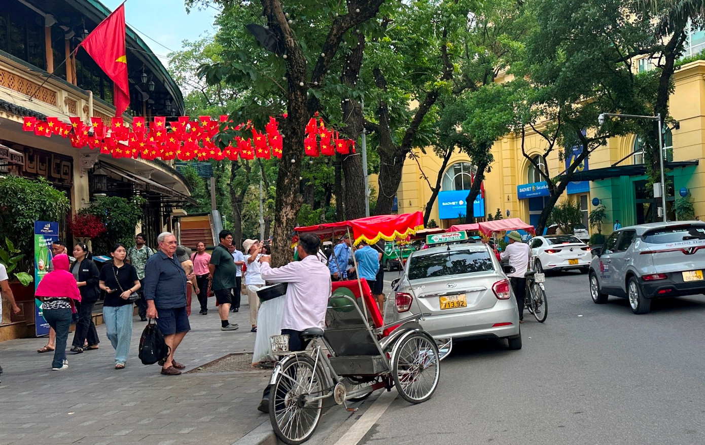 Ngoài di chuyển thành hàng dài, tại một số khu vực như trước Bưu điện Hà Nội, tượng đài Lê Thái Tổ, đền Ngọc Sơn, nhà hàng Thủy Tạ... xe xích lô còn dừng đỗ, tài xế đứng vẫy đón khách gây tắc đường. Ngoài di chuyển thành hàng dài, tại một số khu vực như trước Bưu điện Hà Nội, tượng đài Lê Thái Tổ, đền Ngọc Sơn, nhà hàng Thủy Tạ... xe xích lô còn dừng đỗ, tài xế đứng vẫy đón khách gây tắc đường.