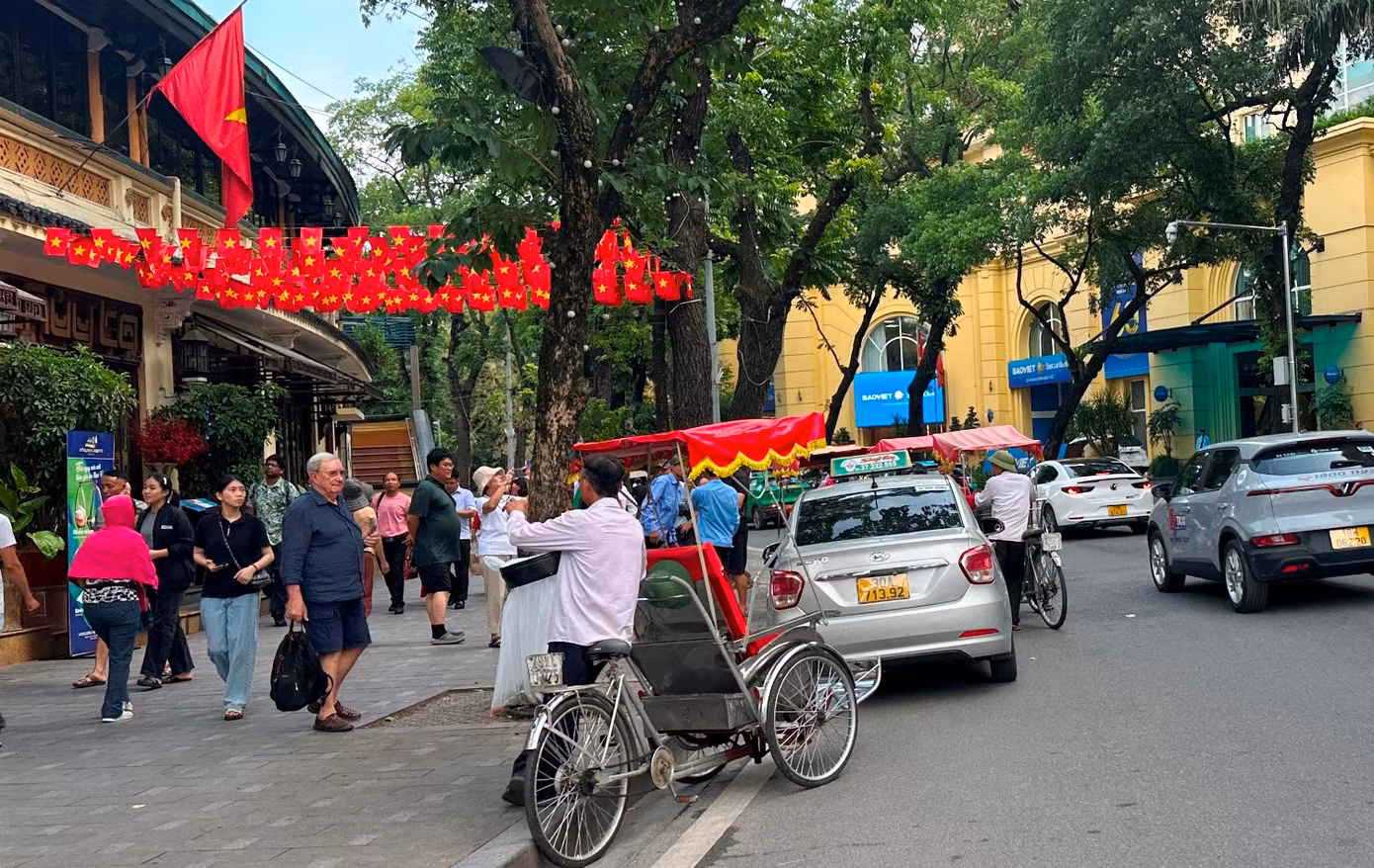 Ngoài di chuyển thành hàng dài, tại một số khu vực như trước Bưu điện Hà Nội, tượng đài Lê Thái Tổ, đền Ngọc Sơn, nhà hàng Thủy Tạ... xe xích lô còn dừng đỗ, tài xế đứng vẫy đón khách gây tắc đường.