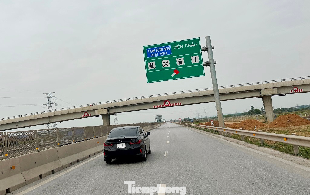 Cùng với đó, trên toàn tuyến đường từ Hà Tĩnh ra đến Ninh Bình, mặc dù đã cắm biển có trạm dừng nghỉ nhưng do là trạm tạm, chưa đủ tiêu chuẩn nên các đơn vị quản lý vẫn phải che phần đường dẫn vào. Cùng với đó, trên toàn tuyến đường từ Hà Tĩnh ra đến Ninh Bình, mặc dù đã cắm biển có trạm dừng nghỉ nhưng do là trạm tạm, chưa đủ tiêu chuẩn nên các đơn vị quản lý vẫn phải che phần đường dẫn vào.