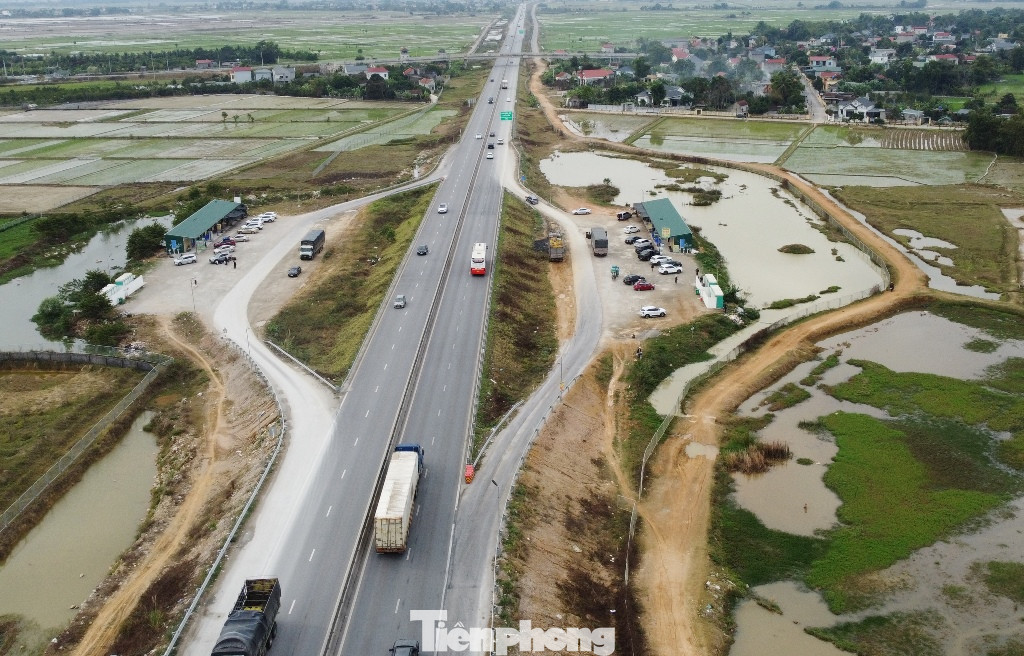 Ngoài trạm dừng nghỉ vẫn đang tạm bợ, cao tốc Bắc Nam từ Ninh Bình đến Hà Tĩnh còn đang xuất hiện tình trạng xuống cấp về hạ tầng.