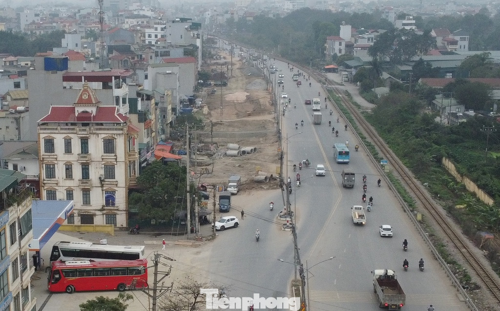 Tuy nhiên đến nay - đã 15 năm thực hiện (chậm tiến độ 12 năm), nhưng 70% chiều dài dự án chưa được thi công xong, công trường vẫn đang ngổn ngang và bị chia làm nhiều đoạn.