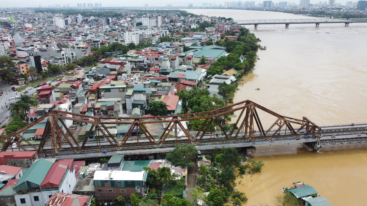 Tương tự, ở bờ sông phía Đông Anh và Long Biên, khi đi qua khu vực cầu Long Biên, Chương Dương, quỹ đất phía ngoài bãi sông cũng hạn hẹp và chủ yếu là nhà dân nên phương án thiết kế đại lộ đi qua đây đang thu hút sự quan tâm lớn của dư luận. Tương tự, ở bờ sông phía Đông Anh và Long Biên, khi đi qua khu vực cầu Long Biên, Chương Dương, quỹ đất phía ngoài bãi sông cũng hạn hẹp và chủ yếu là nhà dân nên phương án thiết kế đại lộ đi qua đây đang thu hút sự quan tâm lớn của dư luận.