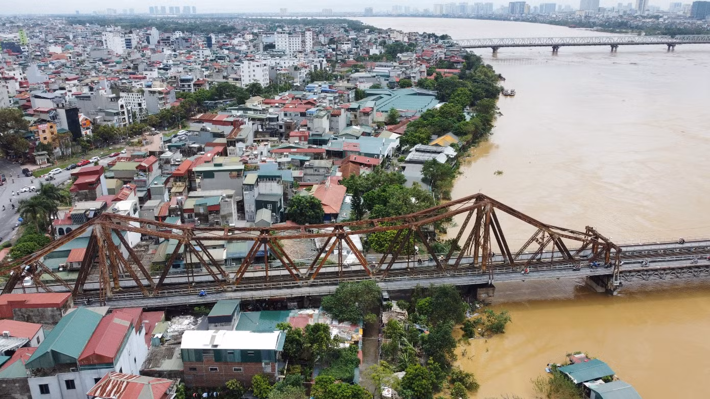 Tương tự, ở bờ sông phía Đông Anh và Long Biên, khi đi qua khu vực cầu Long Biên, Chương Dương, quỹ đất phía ngoài bãi sông cũng hạn hẹp và chủ yếu là nhà dân nên phương án thiết kế đại lộ đi qua đây đang thu hút sự quan tâm lớn của dư luận.