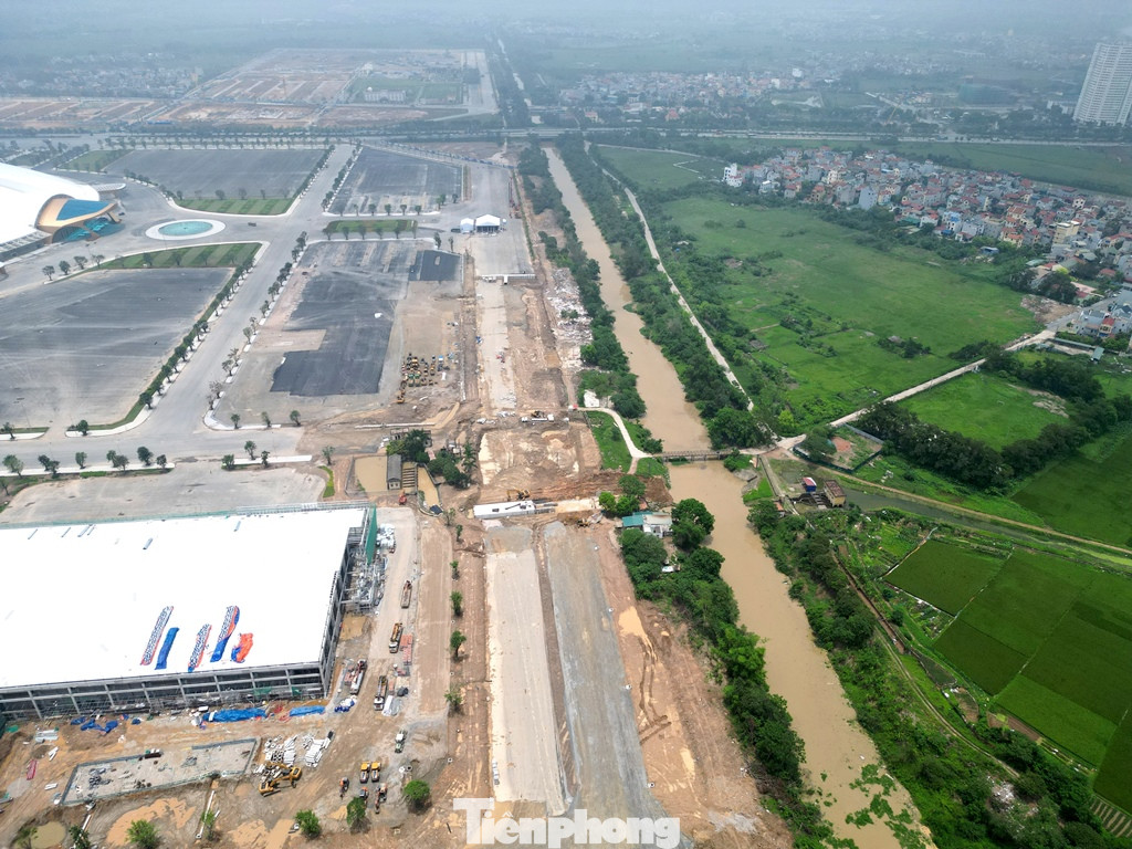 Đường dẫn ra cầu Tứ Liên được bắt đầu từ đường Trường Sa (QL5 kéo dài) ra đến đê sông Đuống có chiều dài hơn 2 km đã hiện hình hài. Đường dẫn ra cầu Tứ Liên được bắt đầu từ đường Trường Sa (QL5 kéo dài) ra đến đê sông Đuống có chiều dài hơn 2 km đã hiện hình hài.